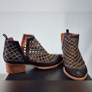 JEFFREY CAMPBELL | Taggart Ankle Bootie | Black and Tan | Womens 7.5